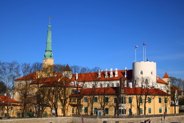 Naklejka na ściany i meble Widok na zamek w Rydze, stolicy Łotwy, słoneczny dzień, błękitne niebo