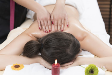 Obraz na płótnie Canvas Beautiful young woman relaxing massage