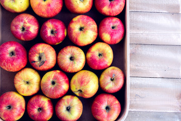 red apples