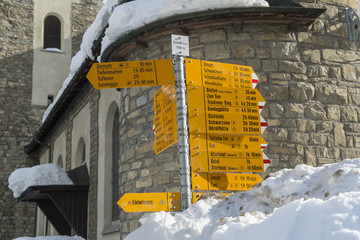Wanderwegweiser bei der Pfarrkirche, Zermatt, Wallis, Schweiz