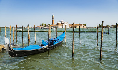 Obraz na płótnie Canvas Beautiful view of the canal with a floating gondola