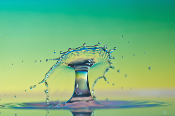 Tropfen vor buntem Hintergrund Drops in front of colorful background