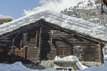 Schneebeladenes Stalldach, Zermatt, Wallis, Schweiz