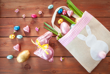 Bunter Ostereier und Hase aus Schokolade