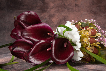 Black callas, orchids and gissofilas together for an elegant bouquet