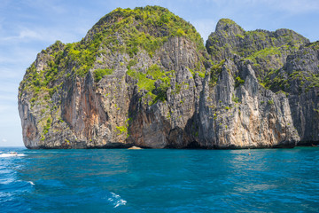 Fototapeta na wymiar Ko Phi Phi Le is the second largest island of the archipelago of of the Phi Phi islands. The island consists of a ring of steep limestone hills surrounding two shallow bays
