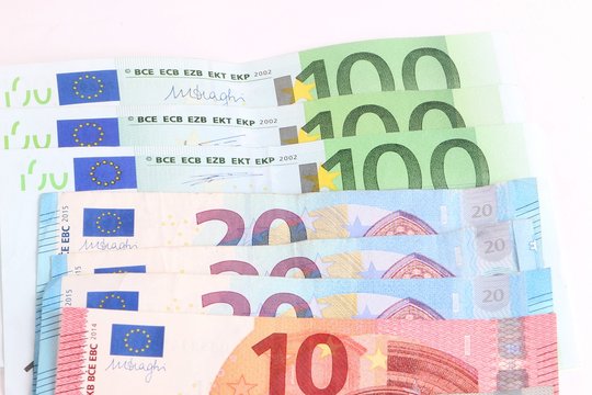verschiedene Geldscheine liegen im Studio