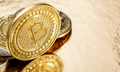Photo Golden Bitcoins on a gold background new virtual money