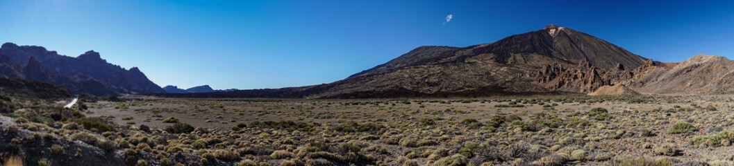 Kraterebene mit Felsformation Roques de García und Vulkan Teide auf der Insel Teneriffa als Panoramabild
