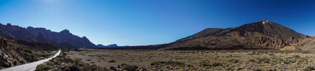 Kraterebene mit Felsformation Roques de García und Vulkan Teide samt Landstraße auf der Insel Teneriffa als Panoramafoto © Andy Ilmberger