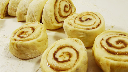 Obraz na płótnie Canvas Prepare delicious homemade cinnamon buns.