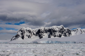 Fototapeta na wymiar Antarctic landscape with glacier and mountains