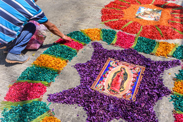 Fototapeta premium Dekorowanie farbowanych trocin Dywan Wielki Czwartek, Antigua, Gwatemala