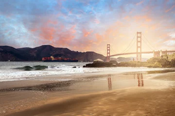 Papier Peint photo autocollant San Francisco porte conteneur sous le Golden Gate Brige