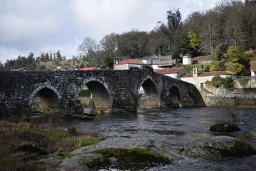 Fototapeta premium puente de piedra sobre rio