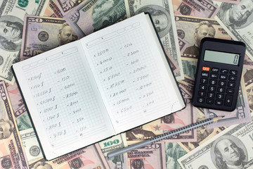 Obraz premium Money made on the stock exchange, dollars, green notepad, calculator