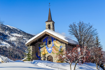 Fototapeta na wymiar France, Savoie (73), Méribel, la chapelle de Mussillon sous la neige.