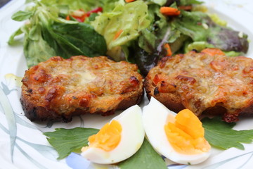 Überbackene Brote mit Ei und Salat