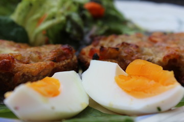 Überbackene Brote mit Ei und Salat