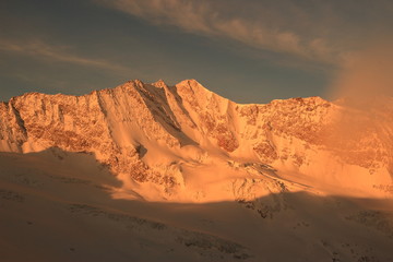 Fototapeta na wymiar Sonnenaufgang am Hochfeiler in den Zillertaler Alpen