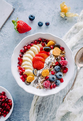 Leckeres, gesundes Frühstück: Porridge mit Früchten