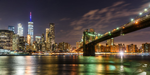 Fototapeta na wymiar New York skyline with Brooklyn Bridge