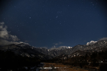 Fototapeta na wymiar 月光に照らされた南アルプス冬の星空