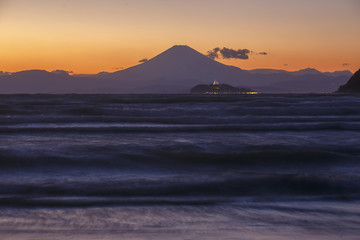 Fototapeta premium 冬の逗子海岸夕焼け富士山