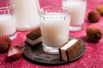 White alcoholic drink