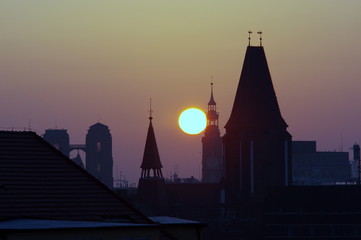 wschód słońca nad dachami centrum wrocławia (z filtrem polaryzacyjnym) © Konrad_elx