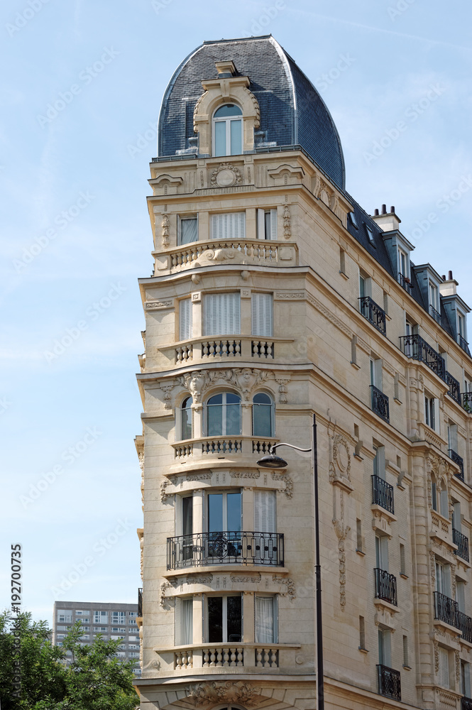 Wall mural immeuble d'angle haussmannien à paris