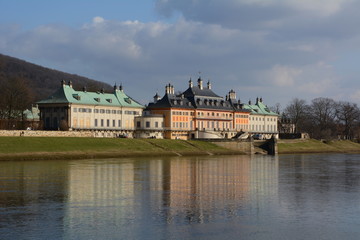 Fototapeta na wymiar Das Schloss Pillnitz in Dresden an der Elbe