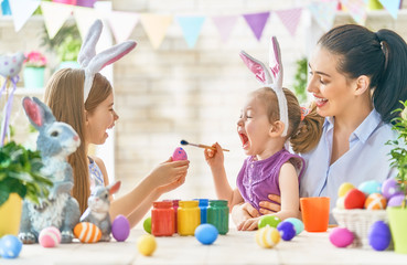 Obraz na płótnie Canvas Family preparing for Easter