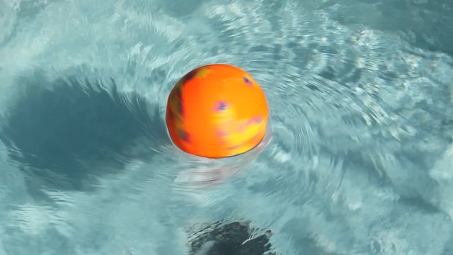Ball dreht sich im Wasser im Whirlpool