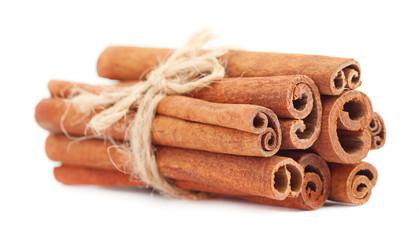 Obraz na płótnie Canvas Fragrant dry cinnamon sticks isolated on white background. Cinnamon stick spice isolated on white background. Closeup
