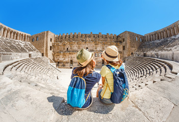 Twee jonge meisjesstudentenreiziger die selfie het oude Griekse amfitheater nemen