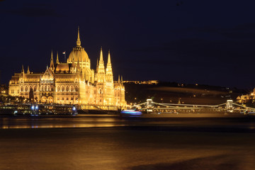 Obraz premium Parliament building and Chain Bridge night view, Budapest