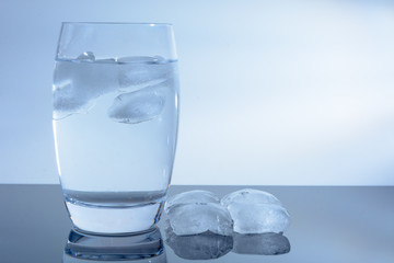 Glas mit Wasser und Eiswürfel