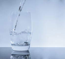 Wasserglas - wasser in das Glas füllen