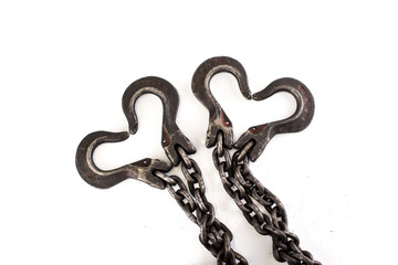 Obraz premium The old steel chains in form of heart on a white background