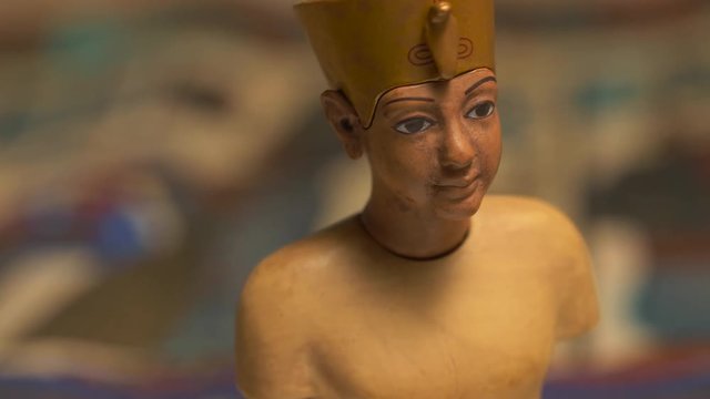Camera turning around the statue of an Egyptian pharaoh 