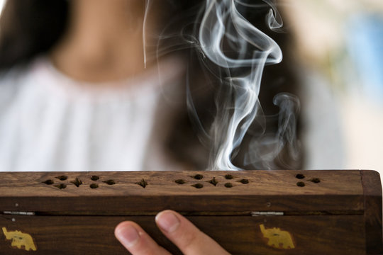 T&uuml;ts&uuml; dumanı ve ahşap kutusu