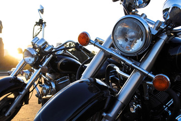 Мотоцикл в городе. Мотоцикл на стоянке. Мужские аксессуары. Мужской стиль жизни
