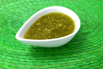 メキシコのサルサ　サルサ・ベルデ　コピースペースあり　緑背景　Mexican salsa, Salsa verde, copy space available, green background