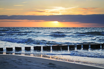 Fototapety  Fale oceanu o zachodzie słońca