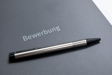 Nahaufnahme Bewerbungsmappe mit Kugelschreiber