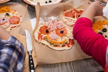 Crédence de cuisine en verre imprimé Cuisinier Master class pour les enfants sur la cuisson d& 39 une pizza d& 39 halloween amusante. Les jeunes enfants apprennent à cuisiner une pizza monstre amusante. Enfants préparant une pizza maison. Petit cuisinier.
