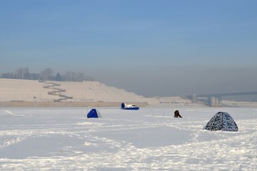 Патрульный глиссер наблюдает за рыбаками на льду реки Оби