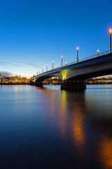 Fototapeta na wymiar Bonn, Kennedybrücke zur blauen Stunde