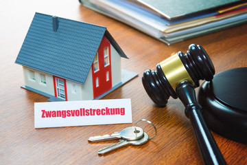 Haus mit einem Auktionshammer. Zwangsversteigerung, Versteigerung, Immobilie, Verkauf, Geschäft,...